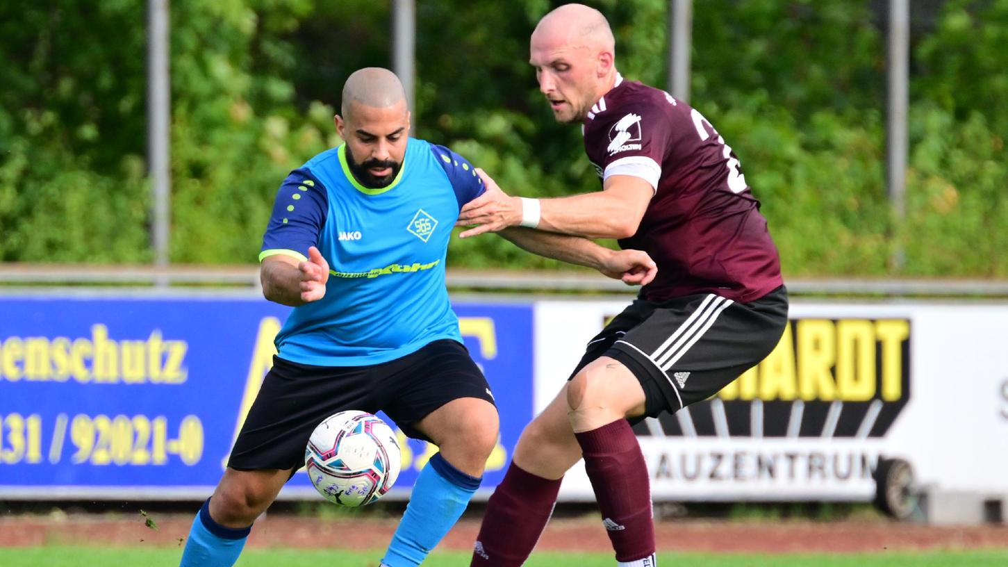 Ein ungleiches Duell wie einst Jaap Stam gegen Gennaro Gattuso: Youssef Abou Kharoub (SG Siemens Erlangen, links) gegen Tobias Basener (SpVgg Erlangen, rechts).
Ein ungleiches Duell wie einst Jaap Stam gegen Gennaro Gattuso: Youssef Abou Kharoub (SG Siemens Erlangen, links) gegen Tobias Basener (SpVgg Erlangen, rechts).