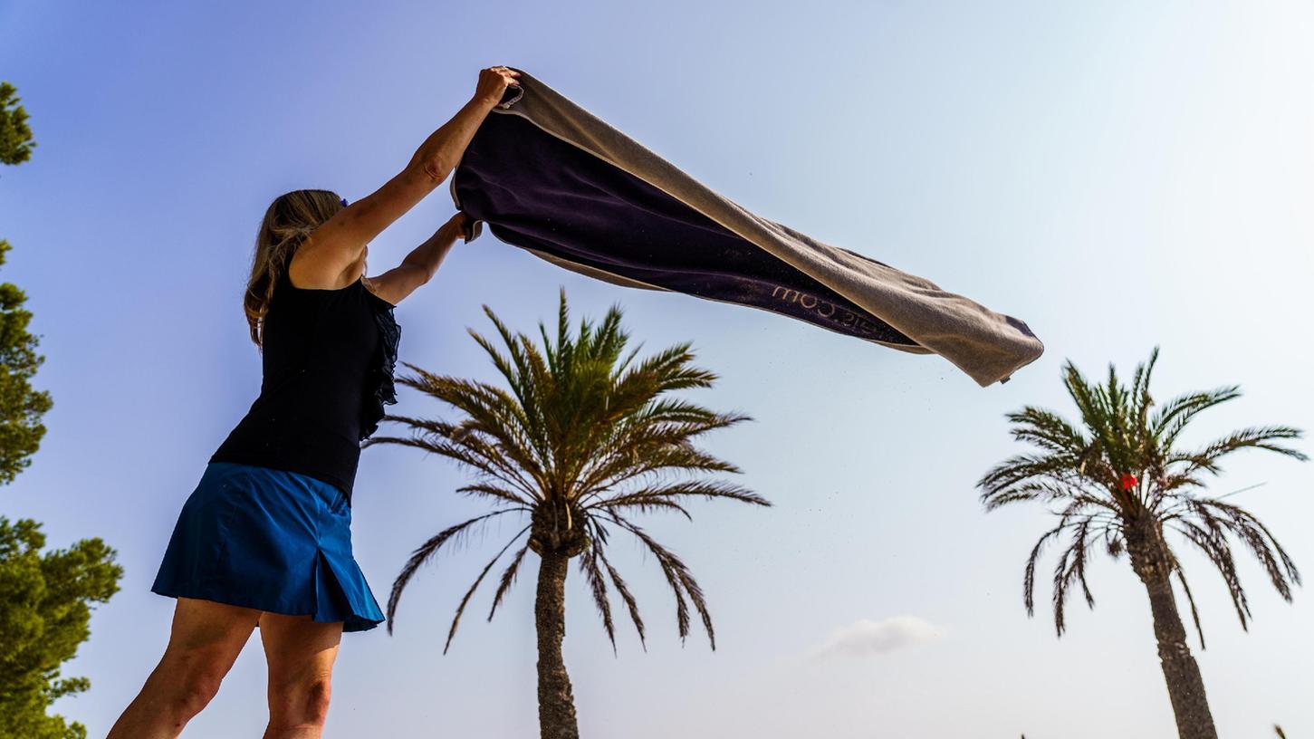 Endlich wieder Urlaub mit Strand und Pool. Hotels sind voll und damit kehren Unsitten zurück wie «Handtuchkriege», das Besetzen von Sonnenliegen am frühen Morgen.
Endlich wieder Urlaub mit Strand und Pool. Hotels sind voll und damit kehren Unsitten zurück wie «Handtuchkriege», das Besetzen von Sonnenliegen am frühen Morgen.