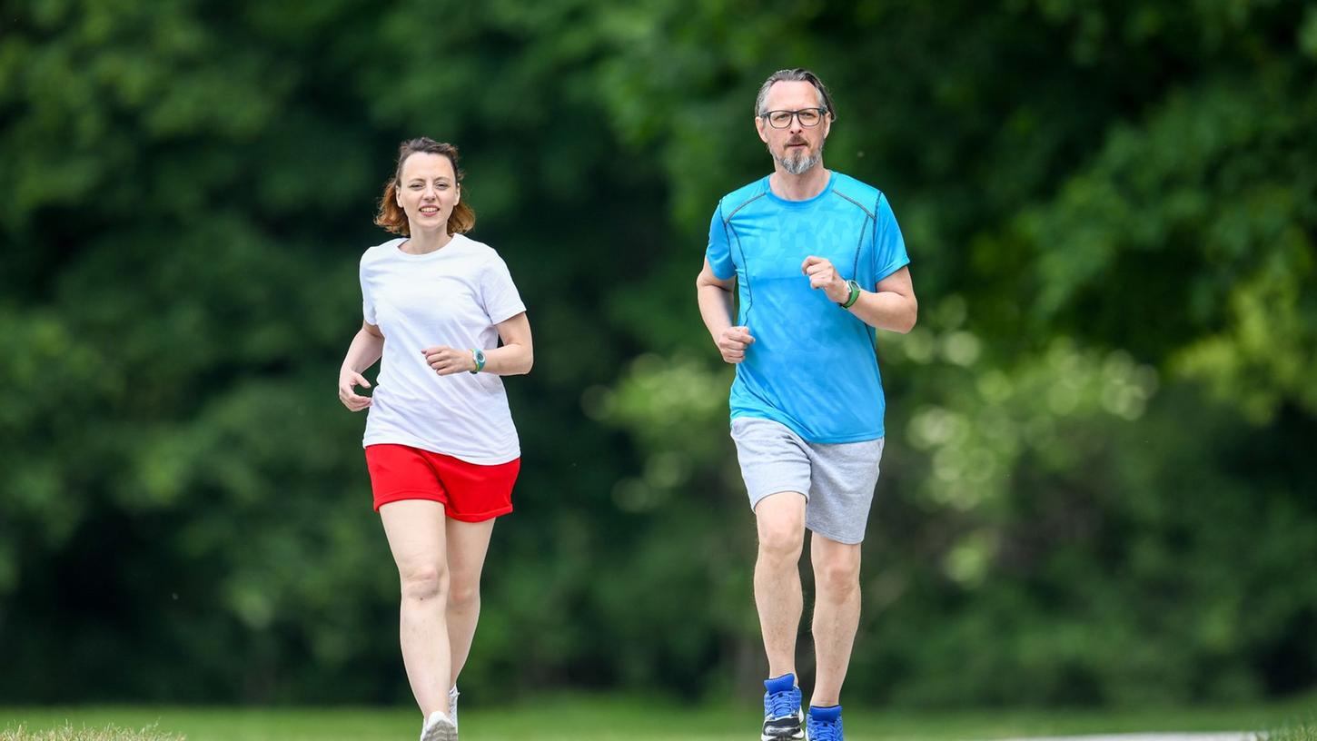 Am besten läuft es sich, wenn das Mittagessen nicht mehr schwer im Magen liegt. Daher sollten zwischen der Mahlzeit und dem Lauftraining ungefähr zwei bis drei Stunden Pause liegen. Am besten läuft es sich, wenn das Mittagessen nicht mehr schwer im Magen liegt. Daher sollten zwischen der Mahlzeit und dem Lauftraining ungefähr zwei bis drei Stunden Pause liegen.