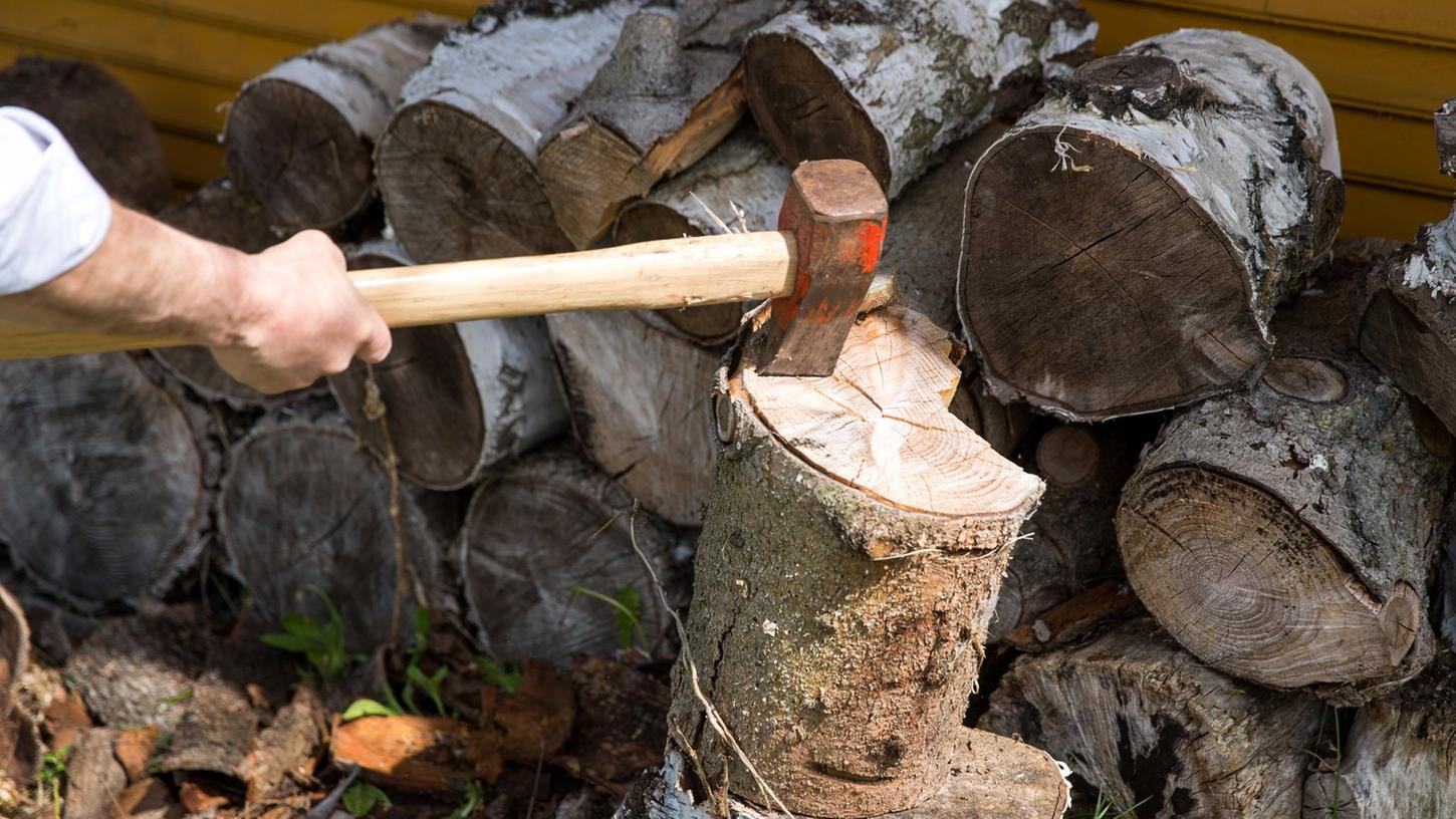 Frisch geschlagenes Holz kann nicht sofort verheizt werden, es muss erst trocknen - und zwar bis es weniger als 20 Prozent Wassergehalt hat.