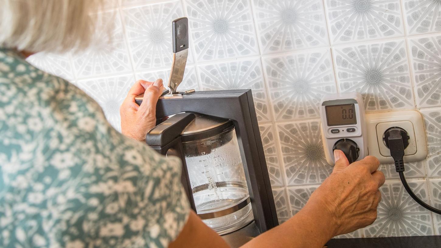 Kaffee kochen kostet: Wer wissen will, wie viel genau seine Elektrogeräte verbrauchen, kann das mit sogenannten Energiekostenmessgeräten kontrollieren. Kaffee kochen kostet: Wer wissen will, wie viel genau seine Elektrogeräte verbrauchen, kann das mit sogenannten Energiekostenmessgeräten kontrollieren.