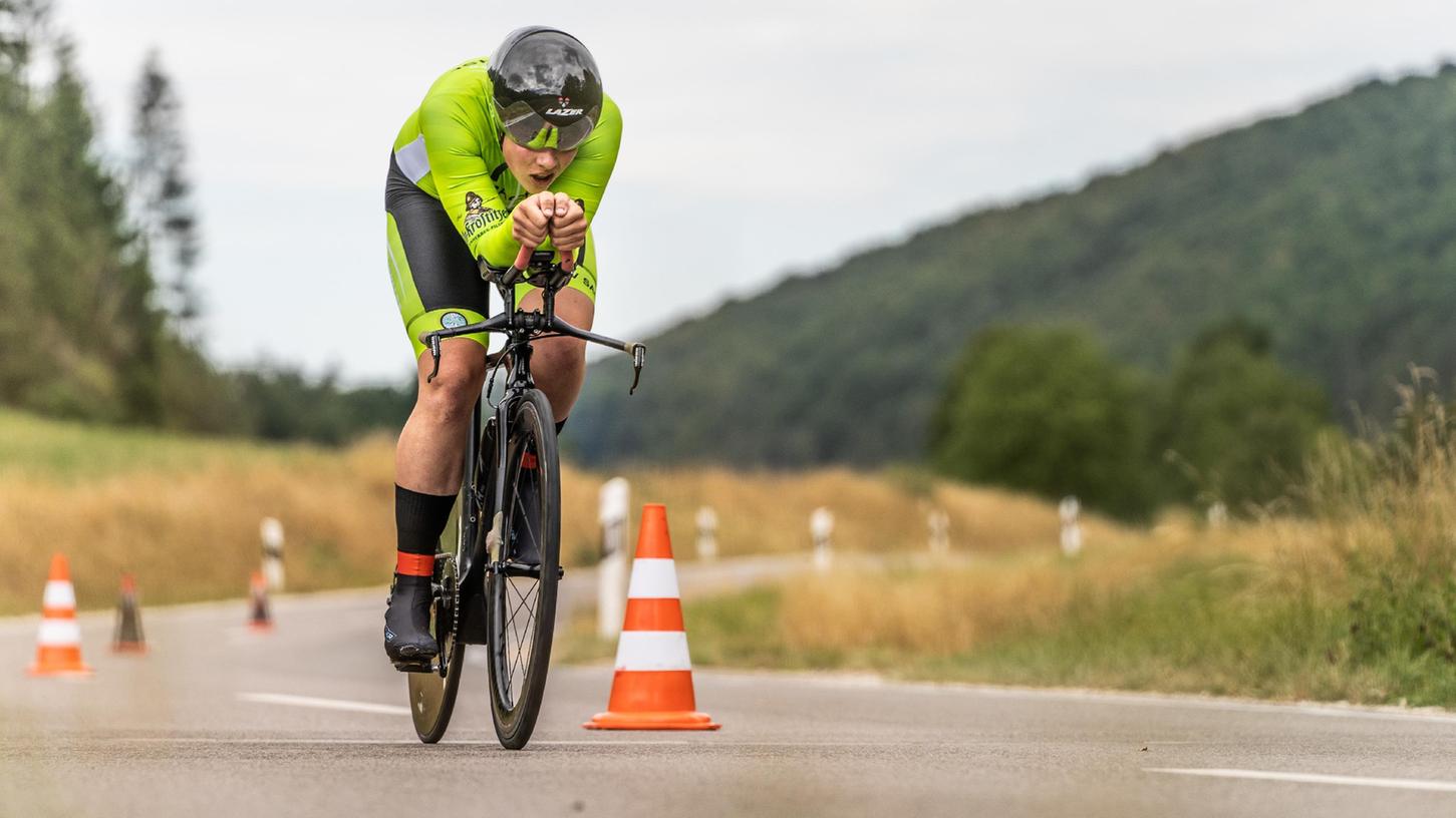 Insgesamt 320 Radsportler und -sportlerinnen gingen auf den Wendekurs von Treuchtlingen durchs Schambachtal.