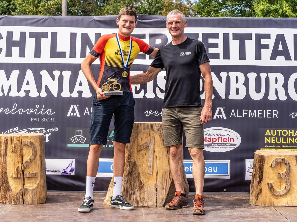 Bayerischer Meister: Tim Glossner vom RC Germania war schnellster Starter bei den U17-Junioren. Dazu gratulierte ihm unter anderem auch Organisator Ernst Knauer