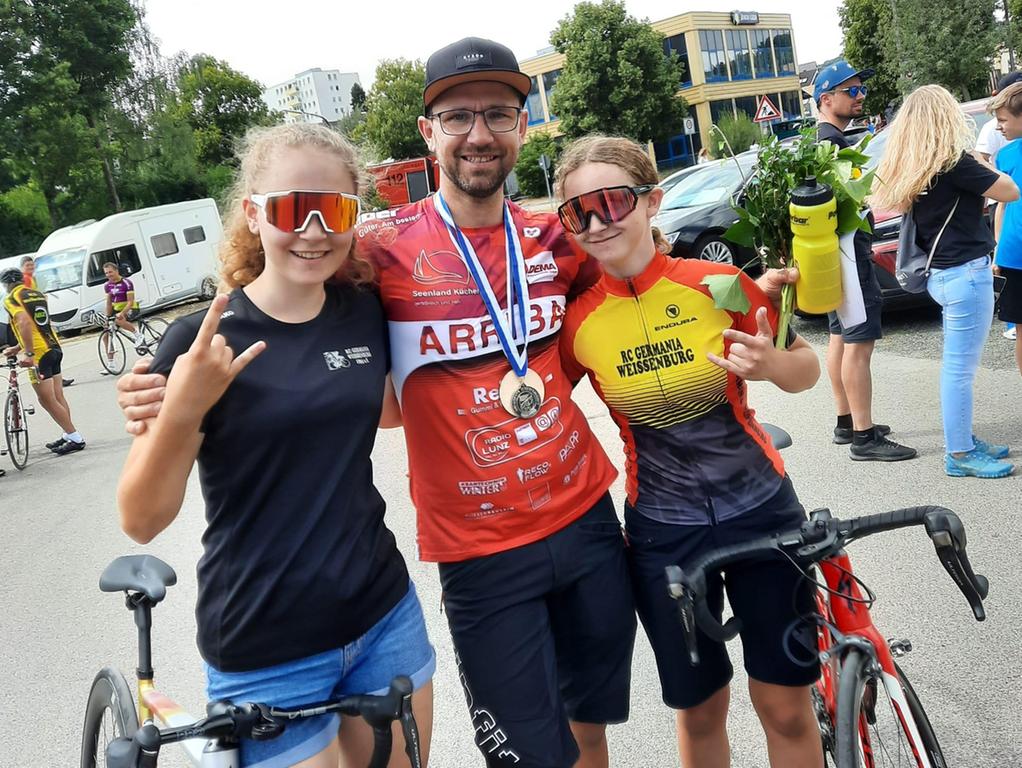 Radsportverrückte Familie: Der Bayerische Senioren-Vizemeister Georg Reulein mit seinen beiden Töchtern Thea (links, Rang drei) und Lena (rechts, Platz vier)
Radsportverrückte Familie: Der Bayerische Senioren-Vizemeister Georg Reulein mit seinen beiden Töchtern Thea (links, Rang drei) und Lena (rechts, Platz vier)