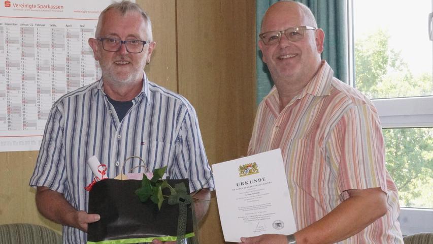 Rektor Ferdinand Höllerer verabschiedet Arthur Schriml (rechts). 