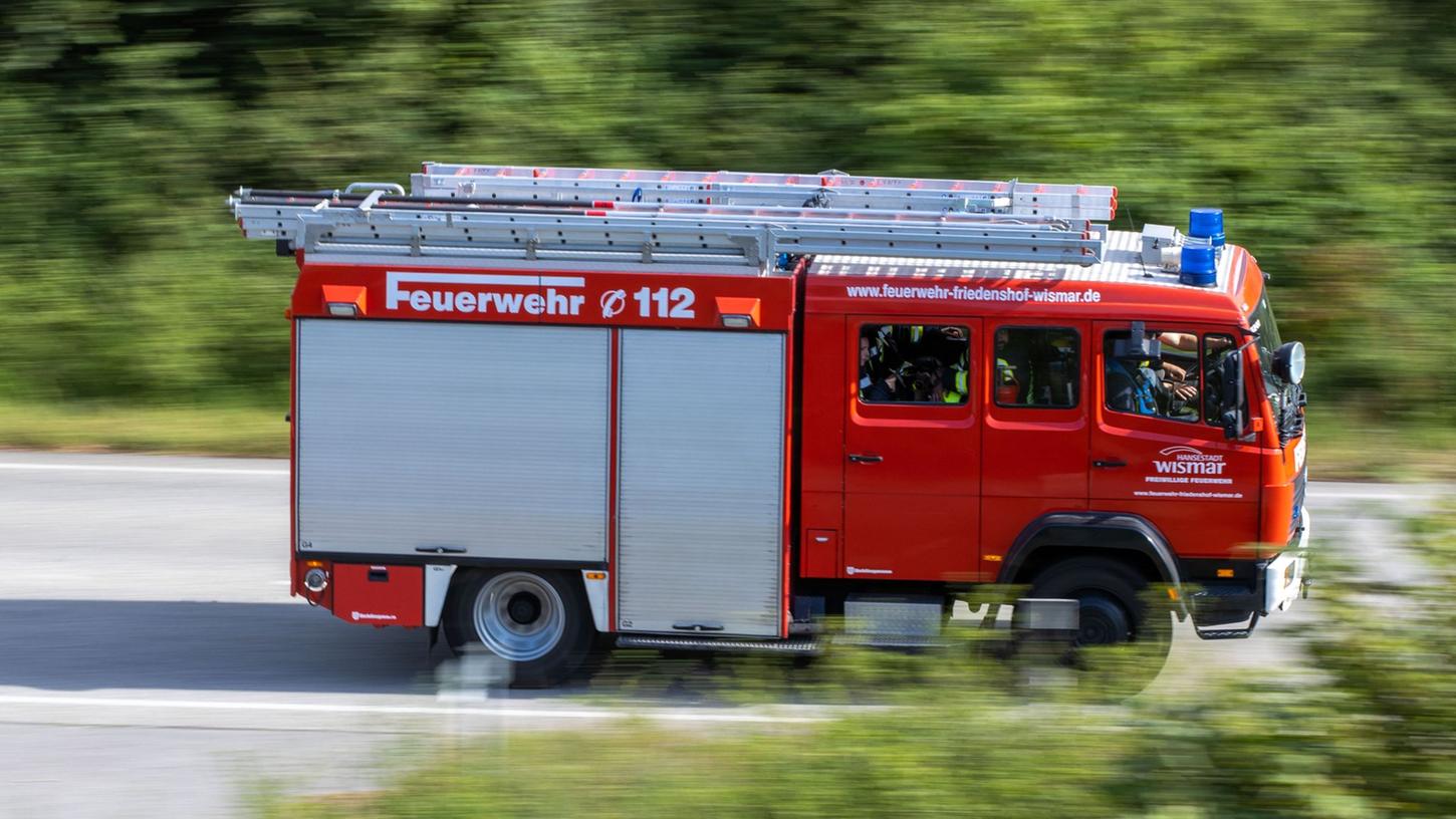 Ein Löschfahrzeug der Feuerwehr auf dem Weg zum Einsatzort (Symbolbild).