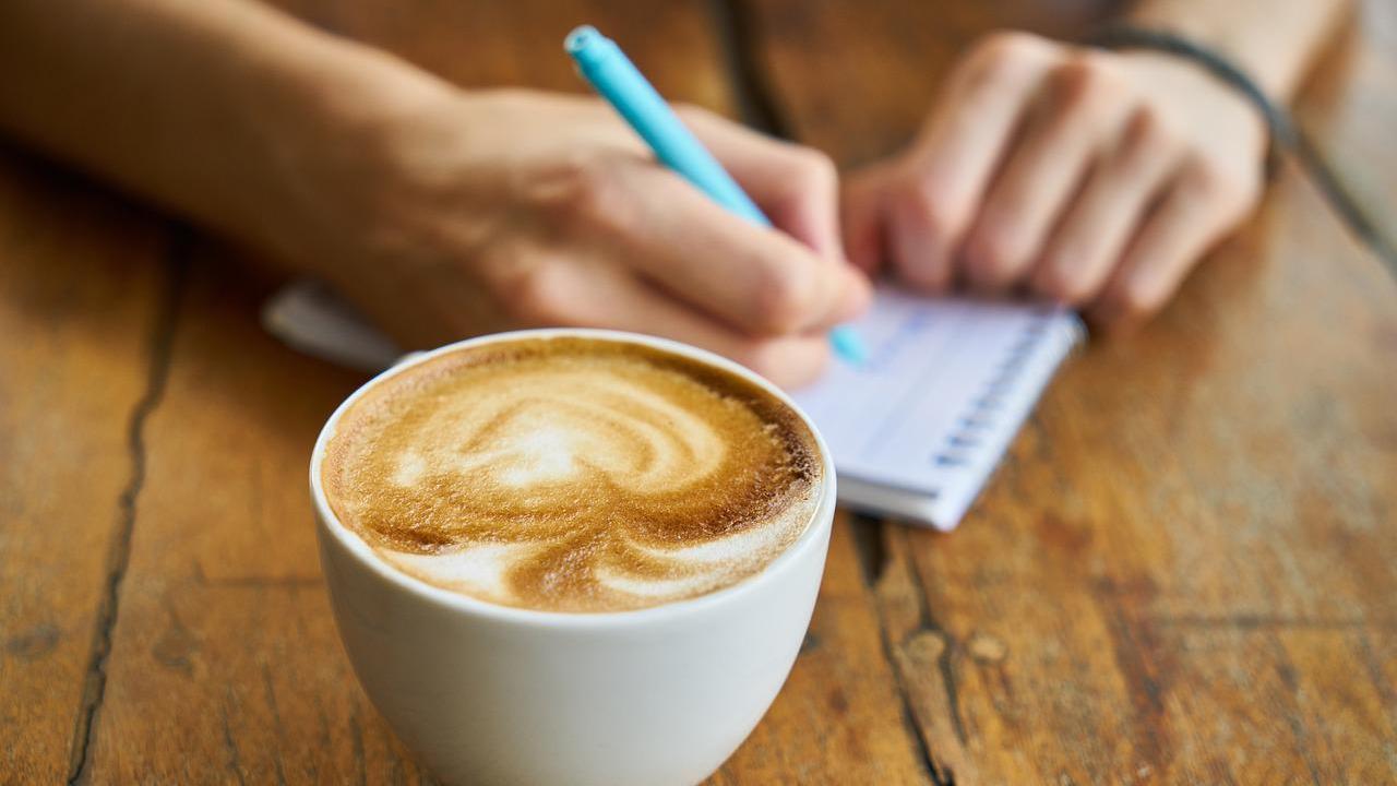 Um eine gute Tasse Kaffee genießen zu können, muss auch die Kaffeemaschine entkalkt und gereinigt sein. In diesem Beitrag erfahren Sie welche Hausmittel dabei helfen können.