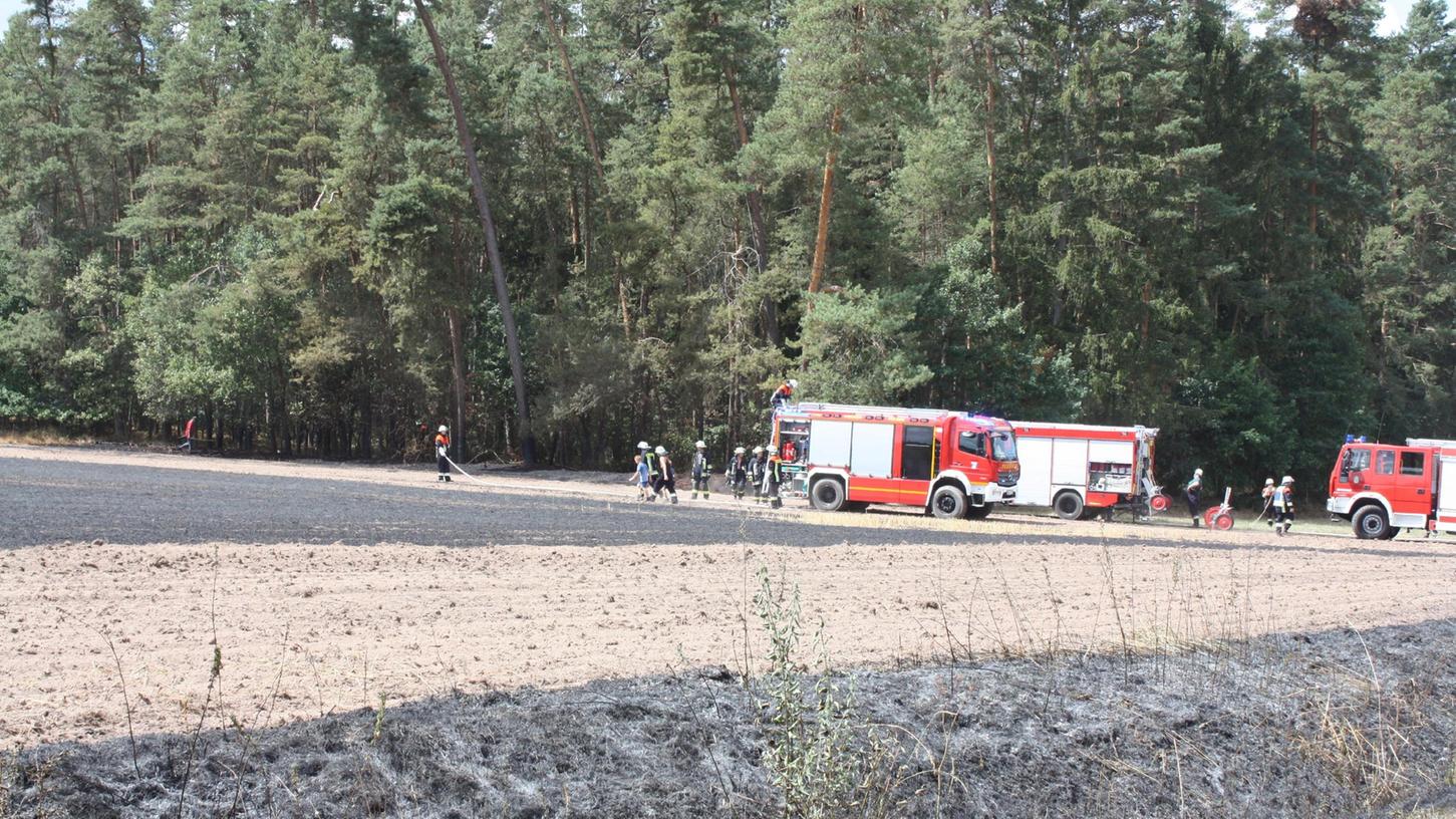 Der Brand eines abgeernteten Getreidefelds bei Brombach rief gestern die Feuerwehren aus Gräfensteinberg und Umgebung auf den Plan. 