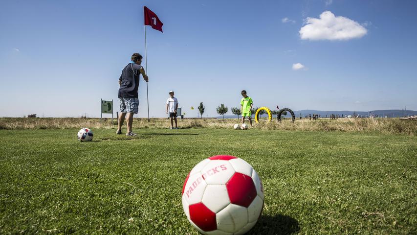 Unter anderem in der Pflugsmühle Country Life in Abenberg beim Family Soccergolf in Pottenstein oder im Soccerpark Pottenstein kann man den Sommer nutzen, um seine fußballerischen Fähigkeiten auszutesten, zu entwickeln oder auf ganz neue Art und Weise auf die Probe zu stellen. Auf meist 18 Bahnen können Kinder ab 6,50 Euro und Erwachsene ab 10 Euro versuchen, den Fußball möglichst schnell ins Loch zu bugsieren. Wenn sich für Fußballgolf in Pottenstein entschieden hat, kann im Anschluss noch einen Abstecher zur Sommerrodelbahn machen. Unter anderem in der Pflugsmühle Country Life in Abenberg beim Family Soccergolf in Pottenstein oder im Soccerpark Pottenstein kann man den Sommer nutzen, um seine fußballerischen Fähigkeiten auszutesten, zu entwickeln oder auf ganz neue Art und Weise auf die Probe zu stellen. Auf meist 18 Bahnen können Kinder ab 6,50 Euro und Erwachsene ab 10 Euro versuchen, den Fußball möglichst schnell ins Loch zu bugsieren. Wenn sich für Fußballgolf in Pottenstein entschieden hat, kann im Anschluss noch einen Abstecher zur Sommerrodelbahn machen.