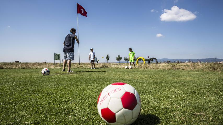 Unter anderem in der Pflugsmühle Country Life in Abenberg beim Family Soccergolf in Pottenstein oder im Soccerpark Pottenstein kann man den Sommer nutzen, um seine fußballerischen Fähigkeiten auszutesten, zu entwickeln oder auf ganz neue Art und Weise auf die Probe zu stellen. Auf meist 18 Bahnen können Kinder ab 6,50 Euro und Erwachsene ab 10 Euro versuchen, den Fußball möglichst schnell ins Loch zu bugsieren. Wenn sich für Fußballgolf in Pottenstein entschieden hat, kann im Anschluss noch einen Abstecher zur Sommerrodelbahn machen.