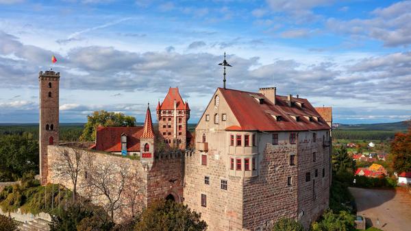 Für Geschichtsfans und Mittelalter-Romantiker ist sie ein Muss: Vor fast 1000 Jahren wurde Burg Abenberg über der gleichnamigen Stadt zunächst aus Holz, später aus Sandstein erbaut. Die malerisch wirkenden Türme sind deutlich jüngeren Datums - der Blick von ihnen in den Landkreis Roth ist dennoch erstklassig. Neben einem Hotel und einem Restaurant beherbergt die Burg mit dem Burgmuseum und dem Klöppelmuseum gleich zwei Museen. Daneben dient sie auch als Kulisse für Mittelaltermarkt, Ritterspiele und das Feuertanz-Festival.