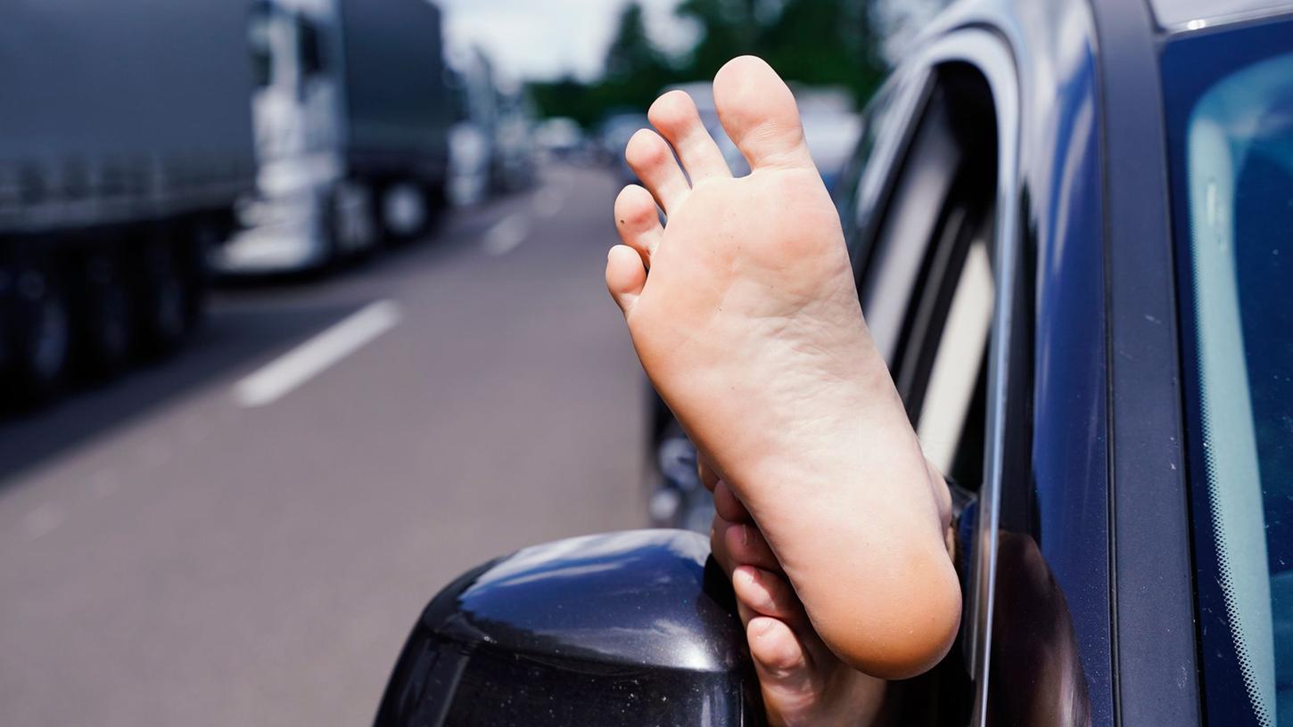 Gut gelüftet: Füße hochlegen beim Autofahren mag für Beifahrer bequem und erfrischend sein, kann aber sehr schnell extrem gefährlich werden. Gut gelüftet: Füße hochlegen beim Autofahren mag für Beifahrer bequem und erfrischend sein, kann aber sehr schnell extrem gefährlich werden.