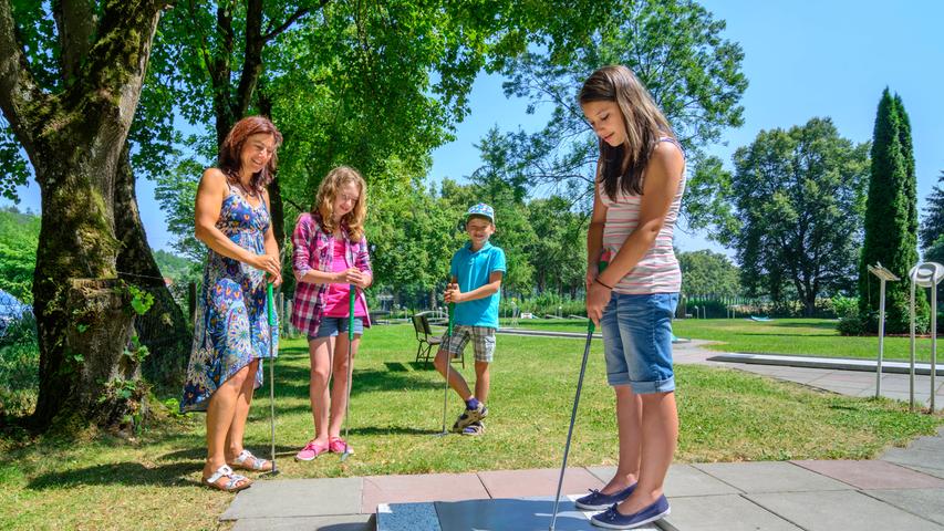 Minigolf ist wieder etwas familientauglicher und macht auch kleineren Kindern Spaß. Anlagen mit meist 18 Bahnen gibt es unter anderem im Marienbergpark, am Valznerweiher, in Langwasser oder auch am Rothsee. Ob harmonisches Miteinander oder intensiver Wettstreit, Minigolf geht immer! Minigolf ist wieder etwas familientauglicher und macht auch kleineren Kindern Spaß. Anlagen mit meist 18 Bahnen gibt es unter anderem im Marienbergpark, am Valznerweiher, in Langwasser oder auch am Rothsee. Ob harmonisches Miteinander oder intensiver Wettstreit, Minigolf geht immer!