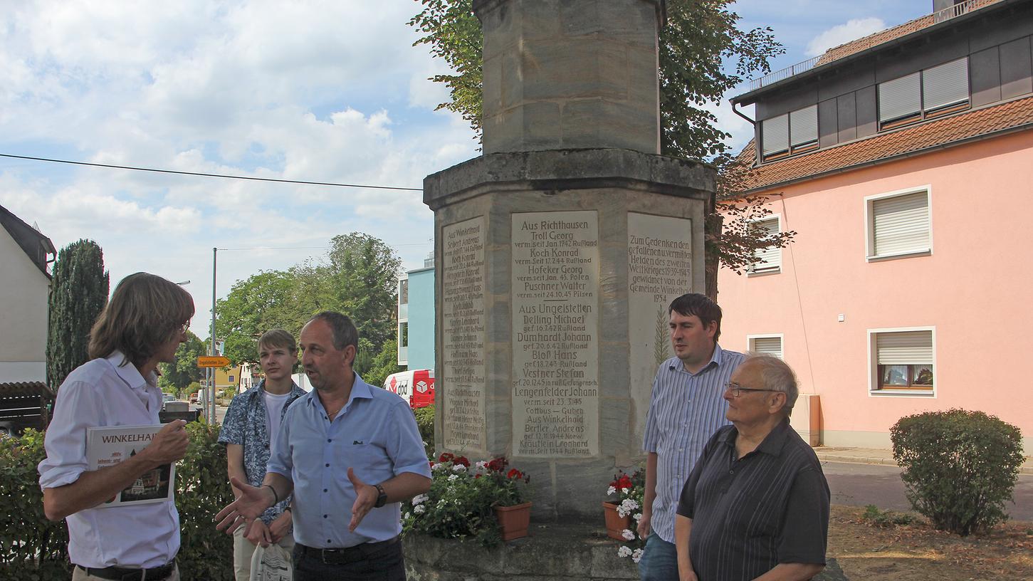Klaus Blendinger (rechts) setzt sich dafür ein, dass das Kriegerdenkmal im Sedansgärtlein in die Denkmalschutz-Liste aufgenommen wird. Deshalb war Dr. Karl Gattinger (links) vom Landesamt für Denkmalpflege vor Ort. Bürgermeister Michael Schmidt betonte im Gespräch mit Gattinger, dass sich die Gemeinde um das Denkmal kümmert, für dessen Erhalt sind Mittel im aktuellen Haushalt eingestellt. Klaus Blendinger (rechts) setzt sich dafür ein, dass das Kriegerdenkmal im Sedansgärtlein in die Denkmalschutz-Liste aufgenommen wird. Deshalb war Dr. Karl Gattinger (links) vom Landesamt für Denkmalpflege vor Ort. Bürgermeister Michael Schmidt betonte im Gespräch mit Gattinger, dass sich die Gemeinde um das Denkmal kümmert, für dessen Erhalt sind Mittel im aktuellen Haushalt eingestellt.