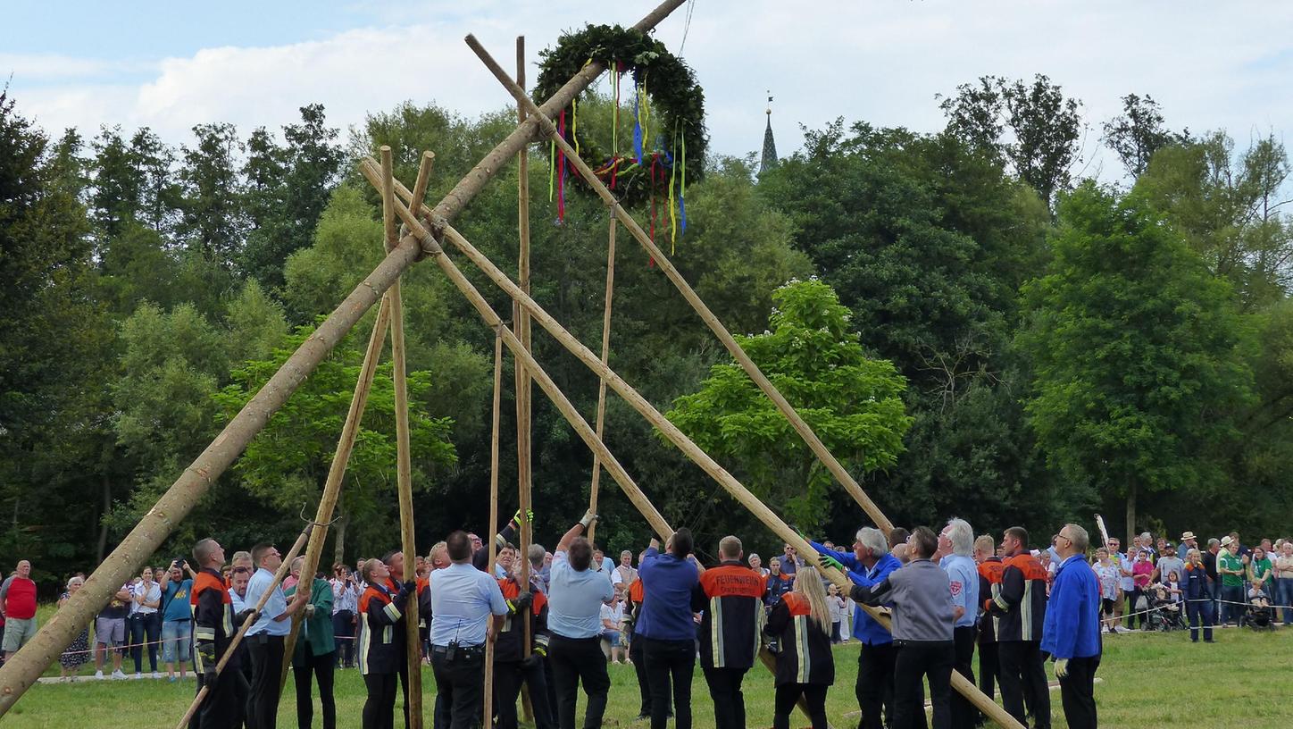 Das traditionelle Baumaufstellen fällt auf der Georgensgmünder Kirchweih 2022 aus (Archivbild). Das traditionelle Baumaufstellen fällt auf der Georgensgmünder Kirchweih 2022 aus (Archivbild).