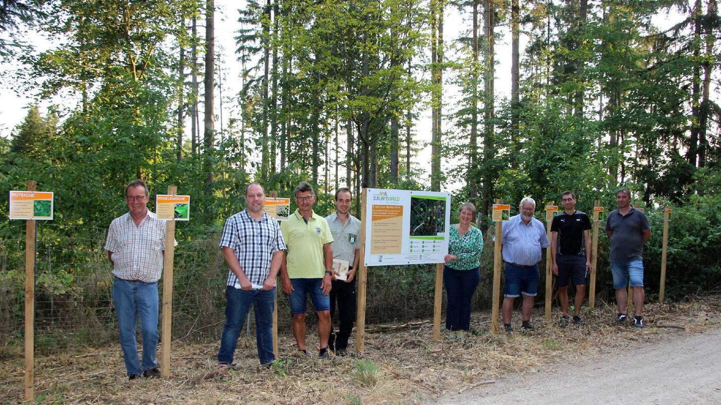 Revierörster Miachel Kirsch und Forstdirektor Ludwig Schmidbauer stellten Heidenheims Bürgermeisterin Susanne Feller und Mitgliedern des Gemeinderats den Zukunftswald bei Degersheim vor.
