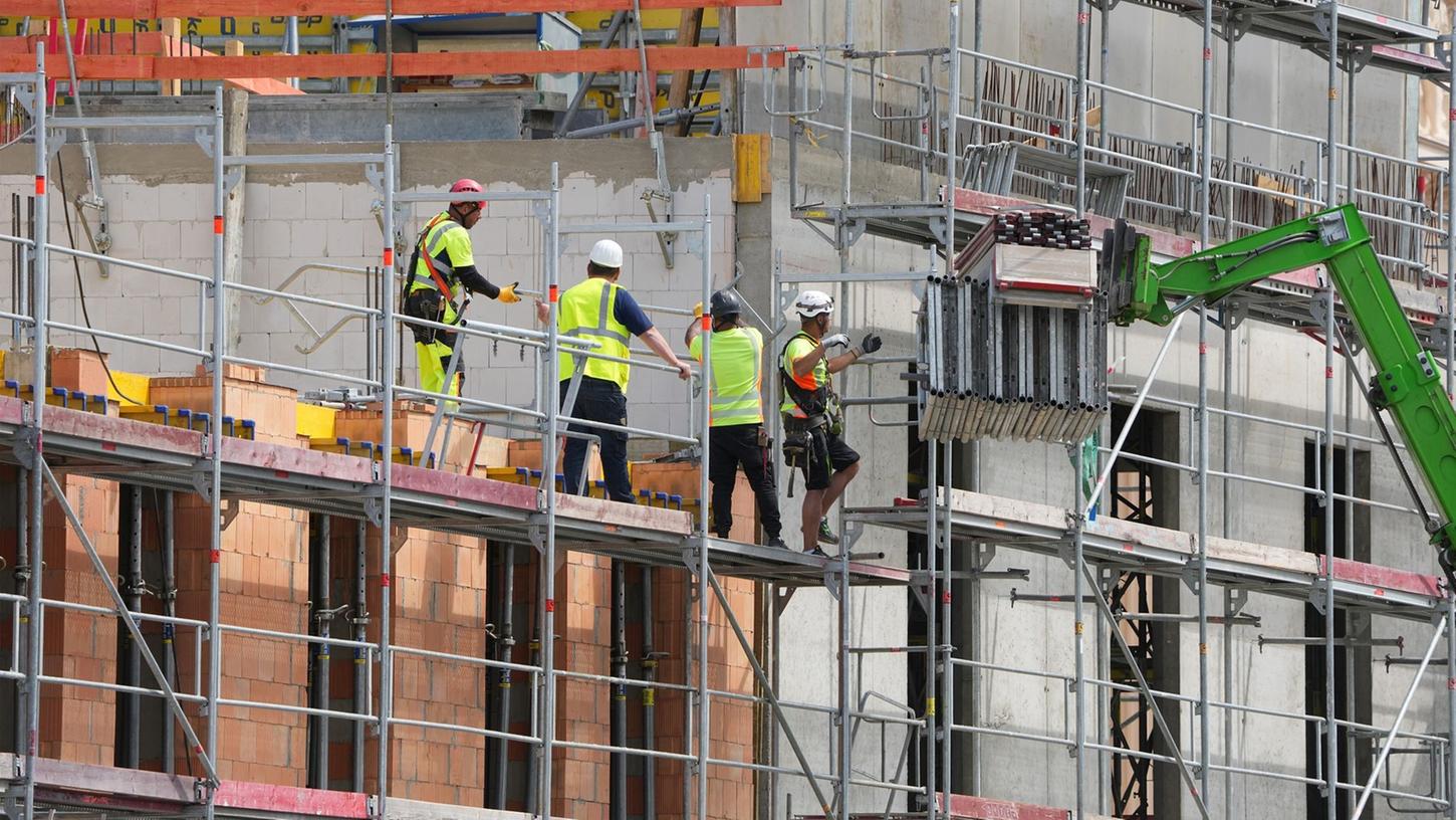 Arbeiter auf einer Baustelle am Alten Markt in der Potsdamer Innenstadt. Die Immobilienpreise in Brandenburg sind weiter angestiegen.