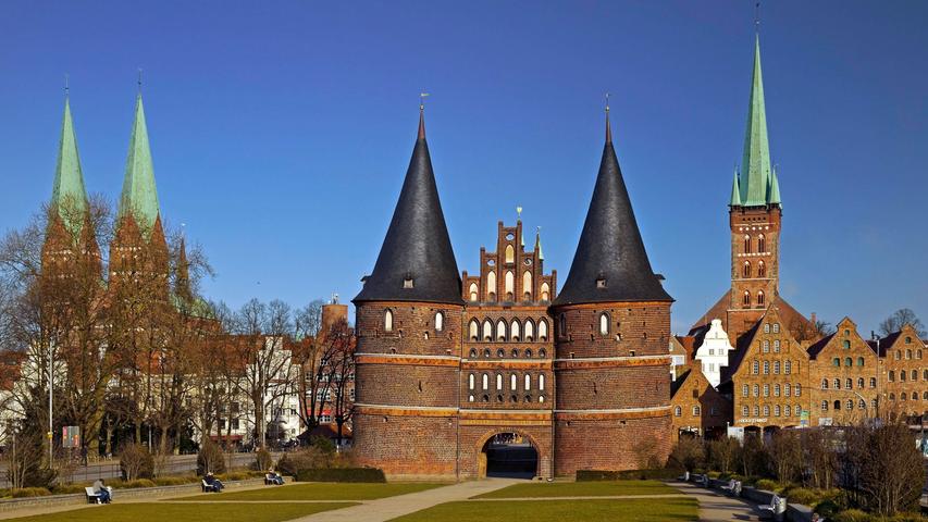 Das auf dem Bild abgebildete Holstentor ist nur eine der Sehenswürdigkeiten, die Lübeck zu bieten hat. Die Altstadt liegt auf einer kleinen Insel, zwischen den Armen der Trave. Im Kern der Stadt findet man zahlreiche Gebäude aus Renaissance, Barock und Gotik, darunter das bekannte Buddenbrook-Haus. 