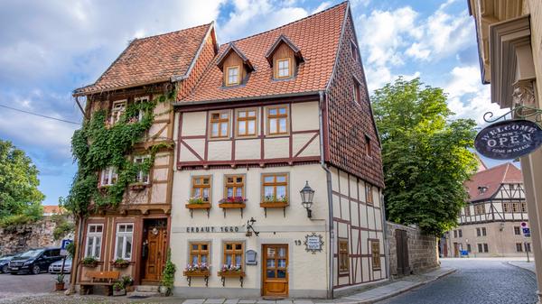 Nicht jeder hat diese Stadt auf dem Schirm: Quedlinburg. Mit einer Geschichte bis ins Mittelalter hat die ehemalige erste Hauptstadt Deutschlands einiges zu bieten - darunter zahlreiche historische Fachwerkhäuser, ein Schloss und kleine, verwinkelte Gassen.