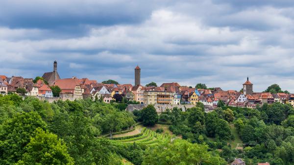 Die mittelfränkische Kleinstadt ist die mittelalterlichste Altstadt Deutschlands und ein beliebtes Ausflugsziel. Die imposanten Kirchen, vielen kleinen Gässchen und Fachwerkhäuser laden zum Entdecken ein. Die Stadtmauer bietet einen tollen Blick über die Altstadt.