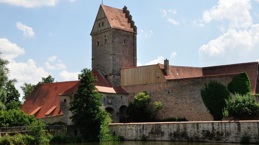 Die ehemalige königliche Residenzstadt Dinkelsbühl ist nur 90 Kilometer von Nürnberg entfernt. Viele bunte Patrizierhäuser und die berühmte spätgotische Hallenkirche St. Georg können in Dinkelsbühl angesehen werden. 
