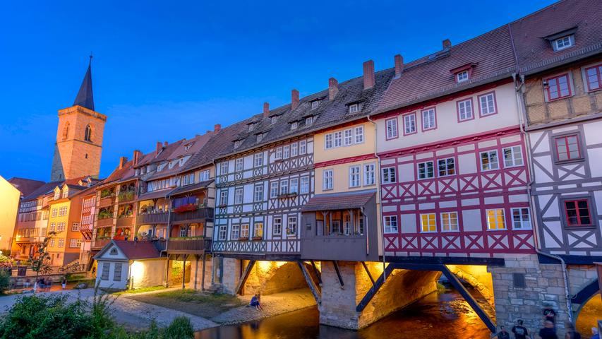 Die berühmteste Sehenswürdigkeit in der Landeshauptstadt Thüringens ist die Krämerbrücke - die längste bewohnte und mit kleinen bunten Häusern bebaute Brücke Europas. Erfurt hat aber noch mehr zu bieten: Den Dom und den Domplatz oder auch den bekannten Fischmarkt am Rathaus.
