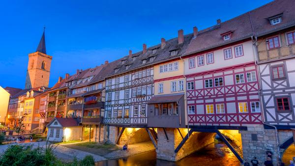 Die berühmteste Sehenswürdigkeit in der Landeshauptstadt Thüringens ist die Krämerbrücke - die längste bewohnte und mit kleinen bunten Häusern bebaute Brücke Europas. Erfurt hat aber noch mehr zu bieten: Den Dom und den Domplatz oder auch den bekannten Fischmarkt am Rathaus.