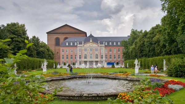 Die vor über 2000 Jahren von den Römern gegründete Stadt ist die älteste Deutschlands. Neben römischen Thermen, einer Basilika und einem Amphitheater lassen sich in der Stadt noch viele weitere Sehenswürdigkeiten entdecken.