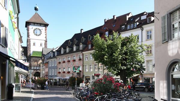 Mitten im Schwarzwald liegt die Altstadt von Freiburg im Breisgau. Mit dem typisch bekannten "Bächle", einem Flusslauf durch die Stadt, und dem von den Kriegen unversehrten Freiburger Münster lockt die Stadt viele Besucher an.