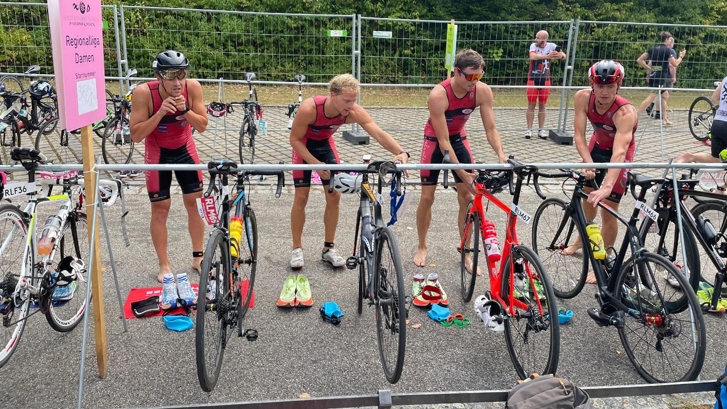 Außergewöhnlicher Erfolg: Andreas Sichert, Florian Halmheu, Jonas Stengel und Lukas Stengel (von links) holten zum Abschluss Platz zwei beim Mannschaftssprint in Beilngries und sicherten damit dem Team von Arriba Göppersdorf den zweiten Gesamtrang in der Endabrechnung der Triathlon-Regionalliga.  