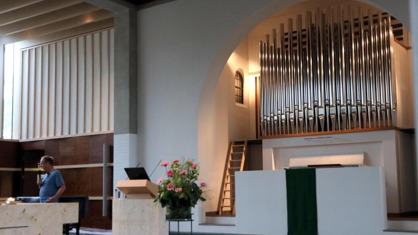 Die neue Orgel aus Waltershausen ist mittlerweile eingebaut. Nun muss die richtige Stimmung gefunden werden. 
