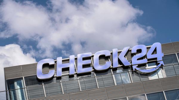 Auch die allgegenwärtigen Preisvergleichsportale beschrieb er 1999: "Es werden automatisierte Preisvergleichsdienste entwickelt, die Nutzer erlauben, Preise von vielen Seiten zu überblicken, sodass es mühelos möglich ist, das günstigste Produkt für alle Branchen zu finden", schrieb er. Im selben Jahr ging die Unternehmensgruppe Check 24 mit einem der ersten Vergleichsportale in Deutschland online. Heute gibt es unzählige davon.