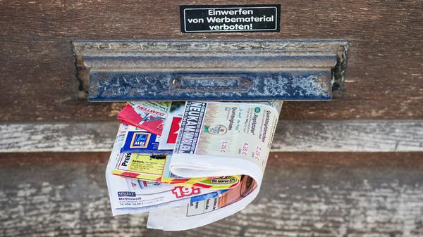 Eine weitere Vorhersage lautete, dass die Geräte über intelligente Werbung verfügen werden. "Sie werden eure Kaufpräferenzen kennen und Anzeigen schalten, die auf eure Präferenzen zugeschnitten sind." Auch hier lag er richtig: Bei personalisierter Werbung wird anhand von Cookies, Browser- und Geräte-Identifizierung das Verhalten der Menschen im Internet analysiert. Dadurch können Werbeanzeigen ausgespielt werden, die genau zu Ihren vorher betrachteten Inhalten passen. Im Jahre 1999 war man noch weit davon entfernt.