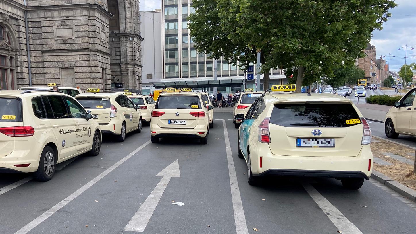 Der Taxistand am Nürnberger Hauptbahnhof Der Taxistand am Nürnberger Hauptbahnhof