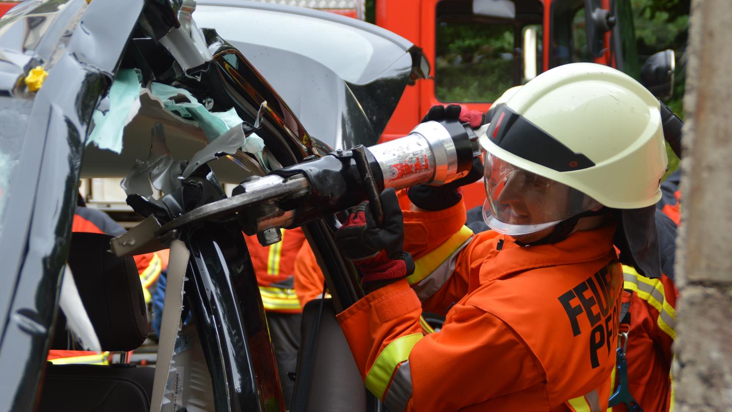 Bei einer Übung an einem modernen BMW X5 geriet die Pegnitzer Feuerwehr mit ihrem Gerät an ihre Grenzen.