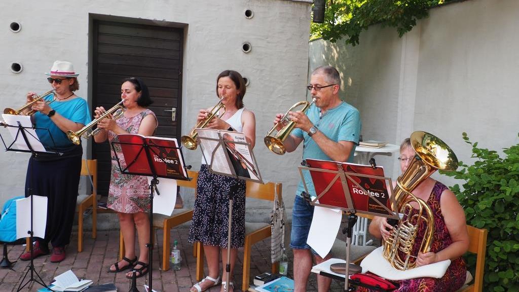 Im Innenhof der Christuskirche in Höchstadt fand ein Benefizkonzert zugunsten der Rumänienhilfe statt.
Im Innenhof der Christuskirche in Höchstadt fand ein Benefizkonzert zugunsten der Rumänienhilfe statt.