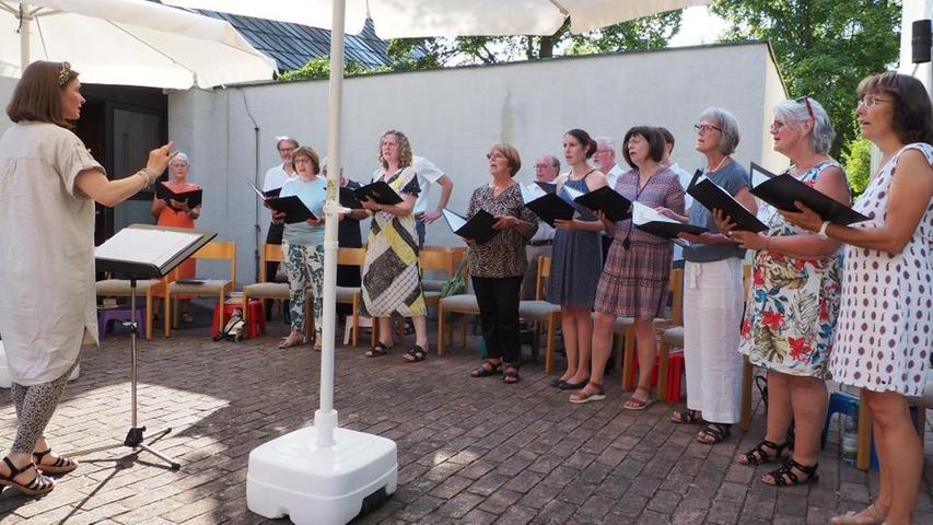 Im Innenhof der Christuskirche in Höchstadt fand ein Benefizkonzert zugunsten der Rumänienhilfe statt.
Im Innenhof der Christuskirche in Höchstadt fand ein Benefizkonzert zugunsten der Rumänienhilfe statt.