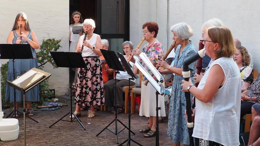 Im Innenhof der Christuskirche in Höchstadt fand ein Benefizkonzert zugunsten der Rumänienhilfe statt.
Im Innenhof der Christuskirche in Höchstadt fand ein Benefizkonzert zugunsten der Rumänienhilfe statt.