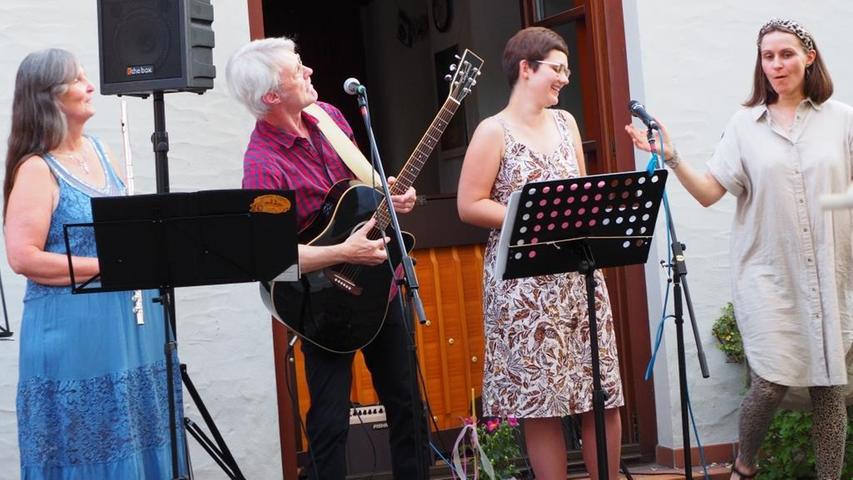 Im Innenhof der Christuskirche in Höchstadt fand ein Benefizkonzert zugunsten der Rumänienhilfe statt.