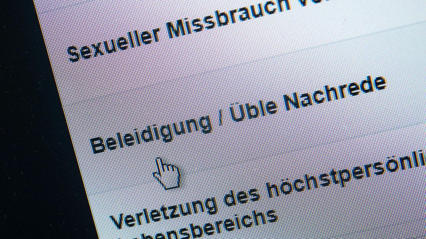 Wer im Internet auf Hasskommentare oder andere radikale Inhalte stößt, kann sie den Medienanstalten melden. Bestätigt sich der Verdacht, landen sie bei der Staatsanwaltschaft. Wer im Internet auf Hasskommentare oder andere radikale Inhalte stößt, kann sie den Medienanstalten melden. Bestätigt sich der Verdacht, landen sie bei der Staatsanwaltschaft.