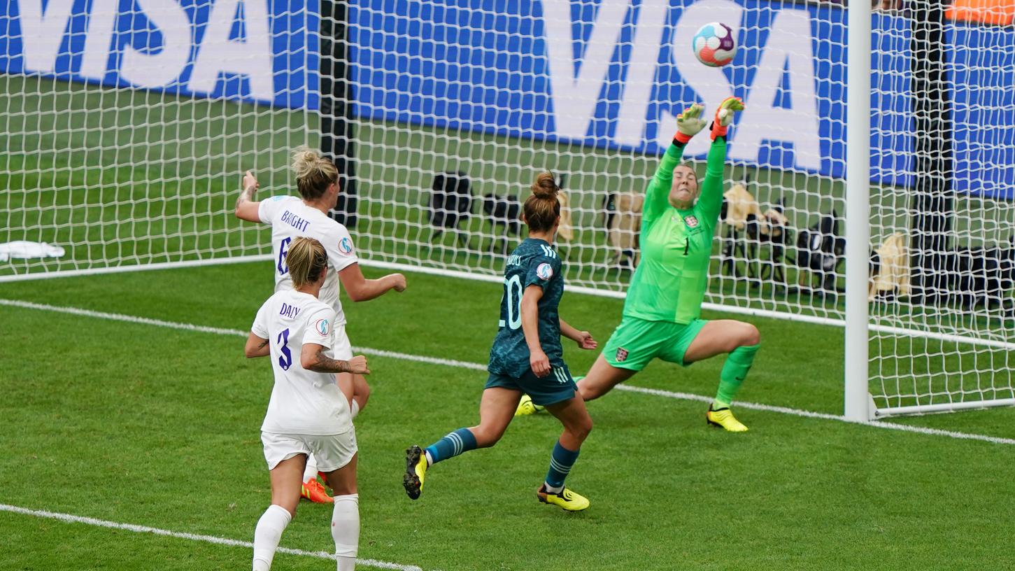 Dieser Ball war wenigstens drin. Schon deshalb sollte man sich auch noch in 56 Jahren an das Tor zum zwischenzeitlichen 1 : 1 Ausgleich von Lina Magull beim Finale der Frauenfußball-EM in Wembley erinnern.
Dieser Ball war wenigstens drin. Schon deshalb sollte man sich auch noch in 56 Jahren an das Tor zum zwischenzeitlichen 1 : 1 Ausgleich von Lina Magull beim Finale der Frauenfußball-EM in Wembley erinnern.