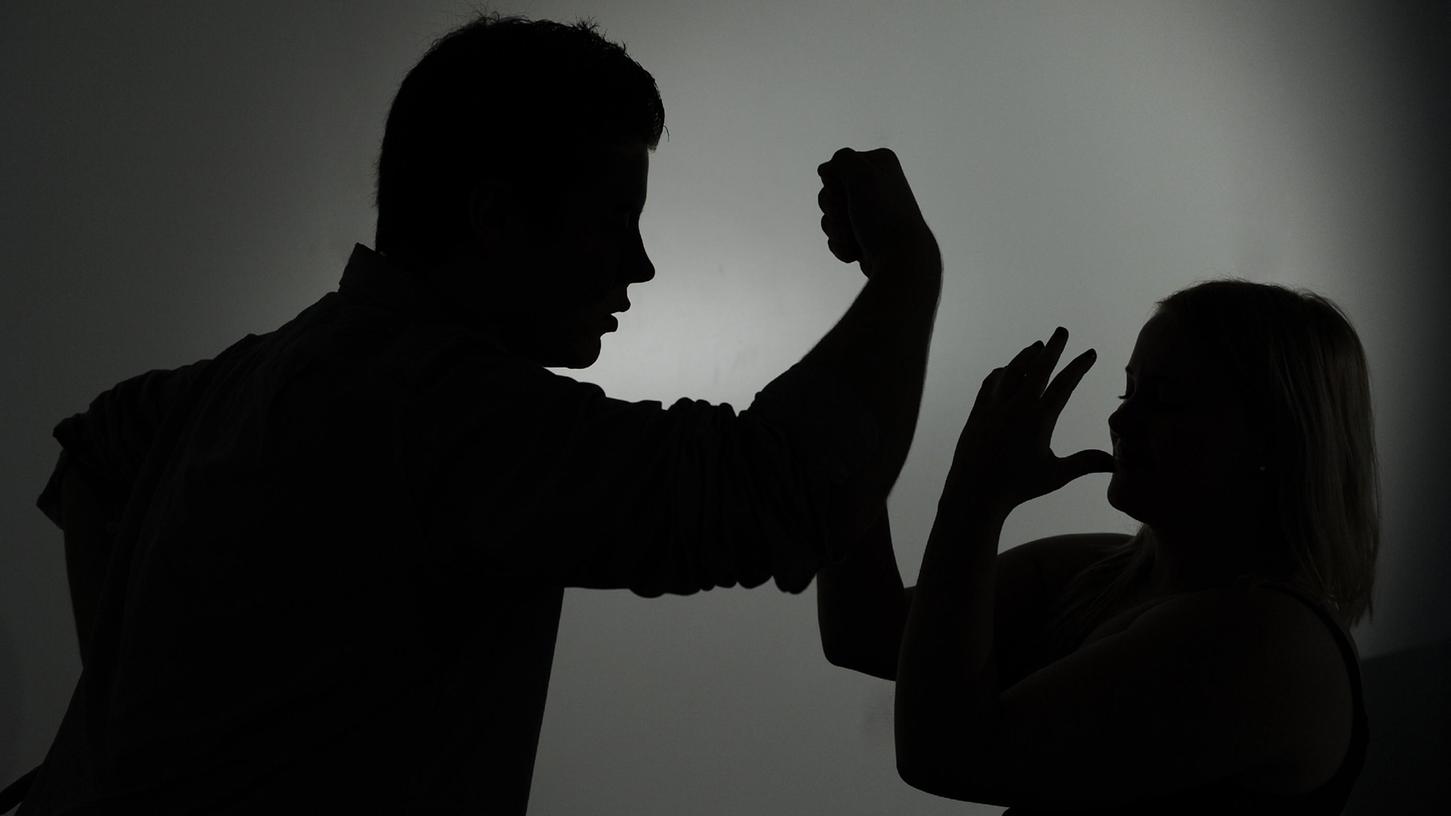 Nachdem sie mehrfach häusliche Gewalt erlitten hatte, war bei der Frau eine Posttraumatische Belastungsstörung diagnostiziert worden.
Nachdem sie mehrfach häusliche Gewalt erlitten hatte, war bei der Frau eine Posttraumatische Belastungsstörung diagnostiziert worden.