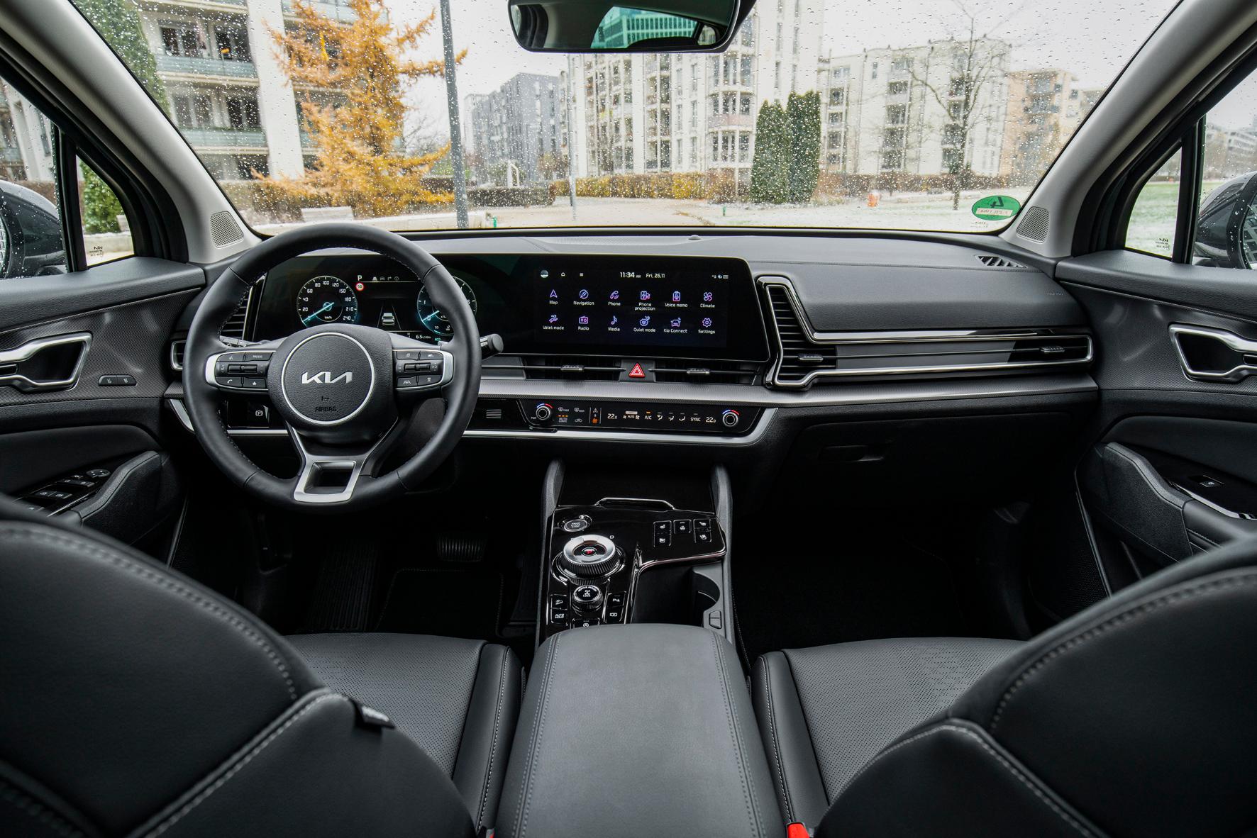 Ein echter Hingucker ist das leicht gewölbte Panorama-Display.