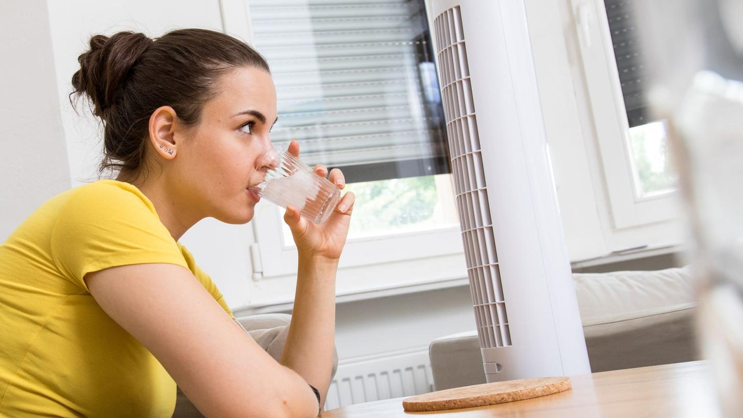 Standventilatoren können recht schnell ein Gefühl von Erfrischung an heißen Sommertagen vermitteln. Standventilatoren können recht schnell ein Gefühl von Erfrischung an heißen Sommertagen vermitteln.