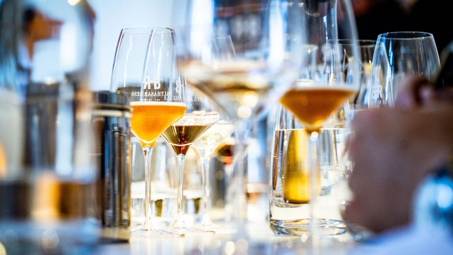 Als Sommelier ist Fachwissen über die Weine der Welt in Hotel- und Gastronomiebetrieben gefragt. Als Sommelier ist Fachwissen über die Weine der Welt in Hotel- und Gastronomiebetrieben gefragt.