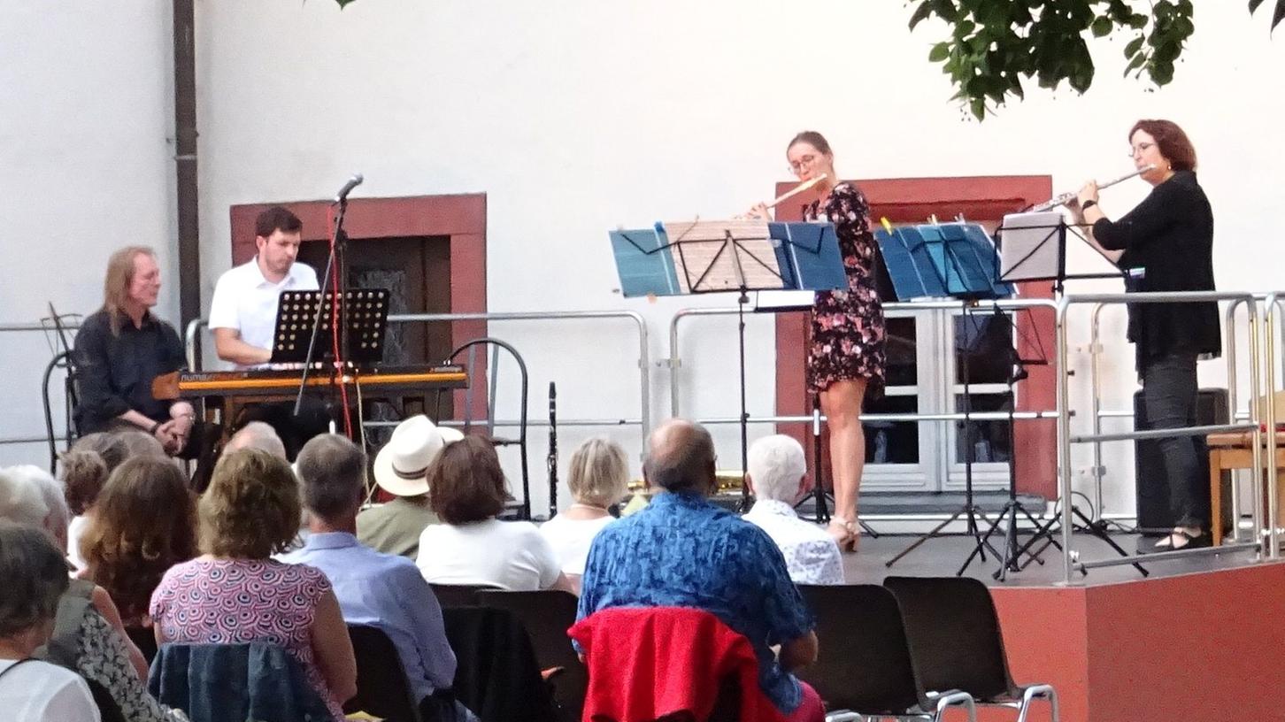 Ulrike Doepfer und ihre ehemalige Schülerin Lena Krabbe eröffneten den Konzertabend mit Franz Dopplers „Andante und Rondo op.25“, begleitet von Johannes Zeitler am Piano.
