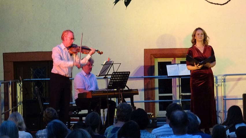 ChristinaRöckelein (Gesang) wurde bei ihrem letzten Konzert für die Musikschule von Ralf Brösamle und Stepan Eitel (Piano) begleitet. Foto: wos