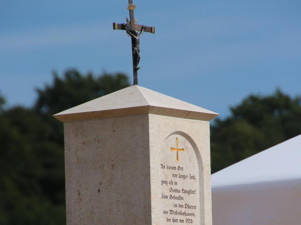 Die Einweihung des neuen Bildstocks mit Feldkreuz auf der sogenannten Weiboldshausener Platte lockte zahlreiche Besucher an. Kirchengemeinde und Heimatverein wollen hier einen Kraftort schaffen, der in Zukunft auch für die ein oder andere kirchliche Freiluft-Veranstaltung zur Verfügung steht. Die Einweihung des neuen Bildstocks mit Feldkreuz auf der sogenannten Weiboldshausener Platte lockte zahlreiche Besucher an. Kirchengemeinde und Heimatverein wollen hier einen Kraftort schaffen, der in Zukunft auch für die ein oder andere kirchliche Freiluft-Veranstaltung zur Verfügung steht.