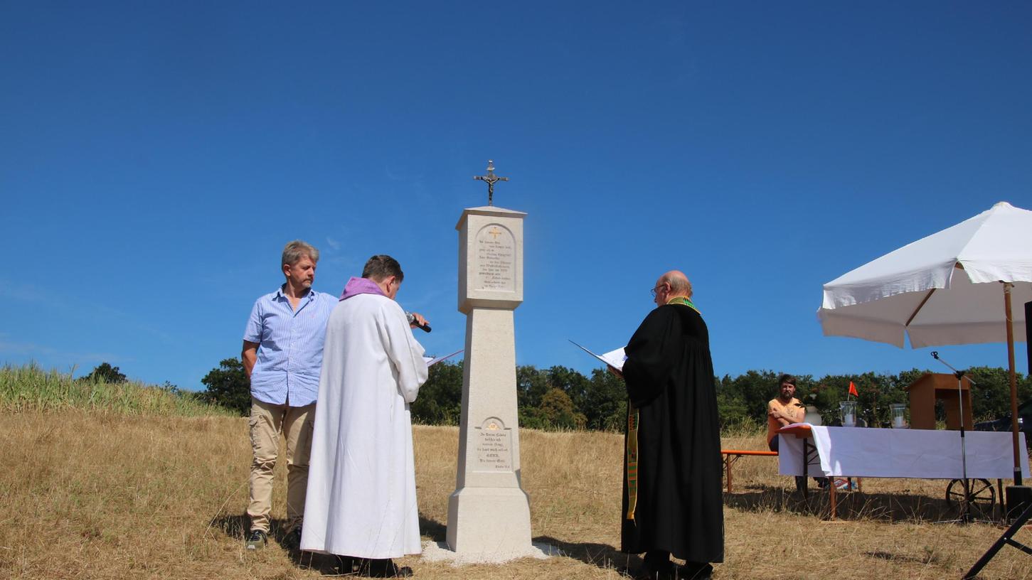 Die Einweihung des neuen Bildstocks mit Feldkreuz auf der sogenannten Weiboldshausener Platte lockte zahlreiche Besucher an. Kirchengemeinde und Heimatverein wollen hier einen Kraftort schaffen, der in Zukunft auch für die ein oder andere kirchliche Freiluft-Veranstaltung zur Verfügung steht. Die Einweihung des neuen Bildstocks mit Feldkreuz auf der sogenannten Weiboldshausener Platte lockte zahlreiche Besucher an. Kirchengemeinde und Heimatverein wollen hier einen Kraftort schaffen, der in Zukunft auch für die ein oder andere kirchliche Freiluft-Veranstaltung zur Verfügung steht.