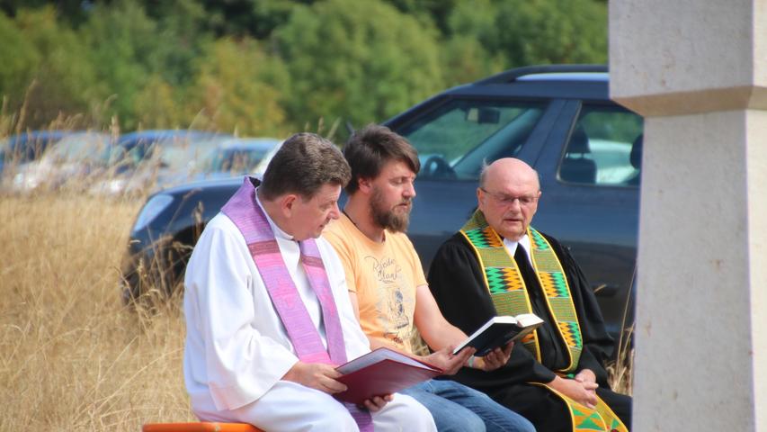 Die Einweihung des neuen Bildstocks mit Feldkreuz auf der sogenannten Weiboldshausener Platte lockte zahlreiche Besucher an. Kirchengemeinde und Heimatverein wollen hier einen Kraftort schaffen, der in Zukunft auch für die ein oder andere kirchliche Freiluft-Veranstaltung zur Verfügung steht. Die Einweihung des neuen Bildstocks mit Feldkreuz auf der sogenannten Weiboldshausener Platte lockte zahlreiche Besucher an. Kirchengemeinde und Heimatverein wollen hier einen Kraftort schaffen, der in Zukunft auch für die ein oder andere kirchliche Freiluft-Veranstaltung zur Verfügung steht.
